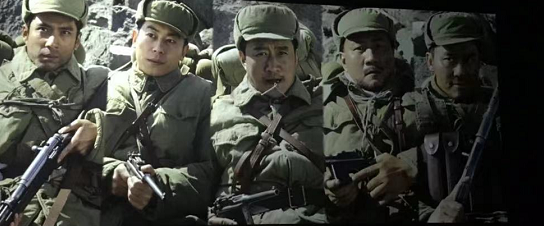 朱亚文|《长津湖》最绝的一幕，朱亚文对着照片演完父爱，2个细节泪目