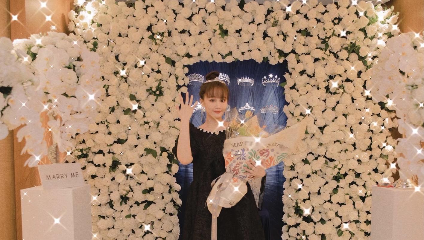 赵本山|赵本山女儿被求婚成功！男友送硕大钻戒抢眼，场面浪漫感人