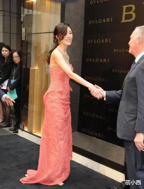 李玟|李嘉欣很不愧是“最美港姐”，51岁穿抹胸裙没有一丝赘肉，太惊艳