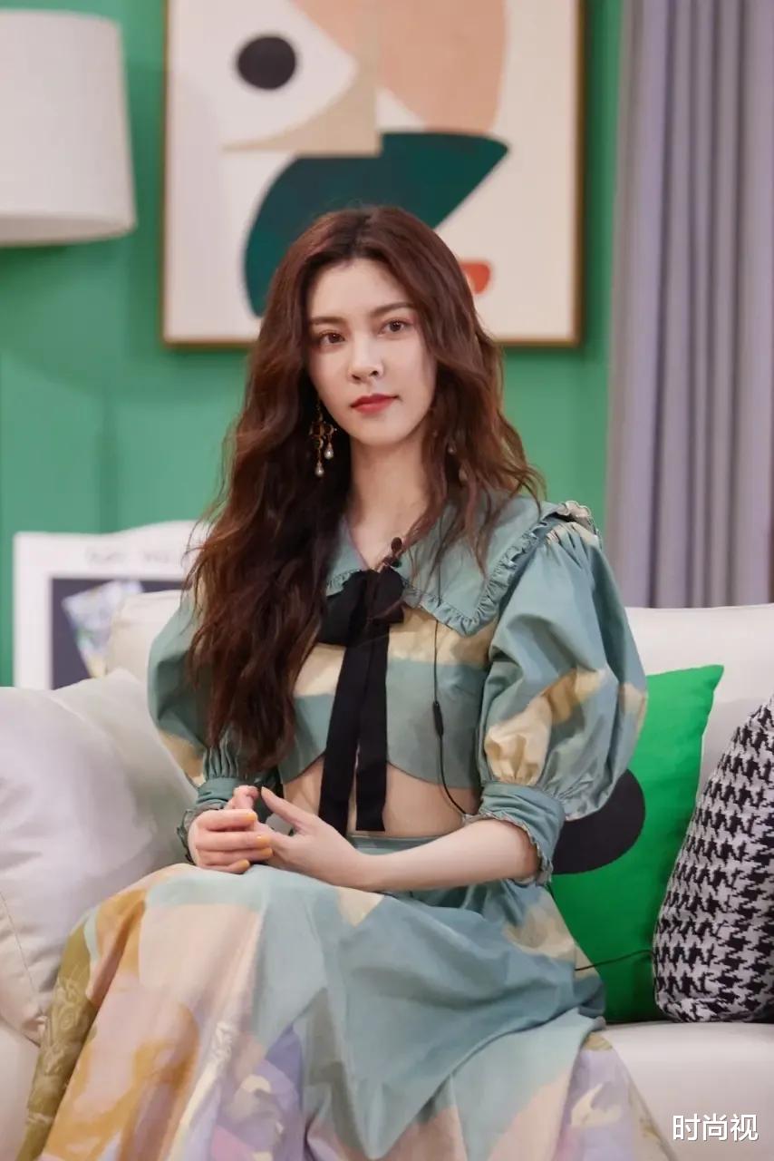 时尚视|迪丽热巴粉色裙装PK关晓彤黑色抹胸裙，最后一位彩色系真吸晴