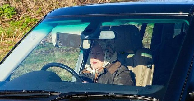 卜冠今 95岁英女王终于服老了,头戴绿色印花头巾坐在副驾驶,不忘涂红唇