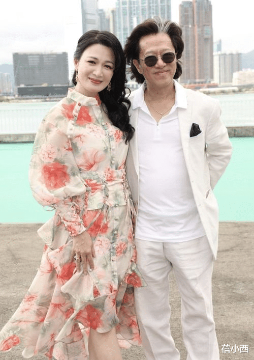 蓓小西|陈少霞已到了大婶的年纪，穿旗袍凸显傲人身材，难怪能二进豪门