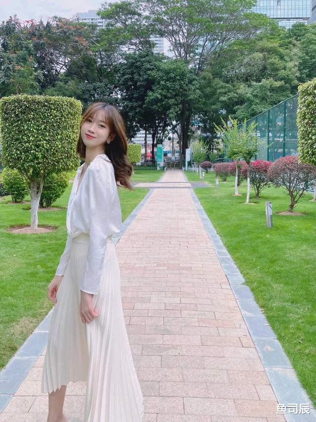 鱼司辰|最想要显瘦的穿衣技巧来了，无袖绿色上衣搭配黑色半身裙，超洋气