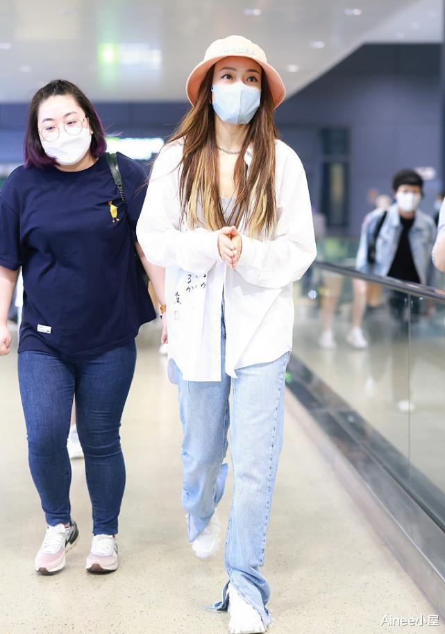 Ainee小屋|容祖儿在穿搭上挺下功夫的，灰色内搭秀细腰，身材好但眉眼挺真实