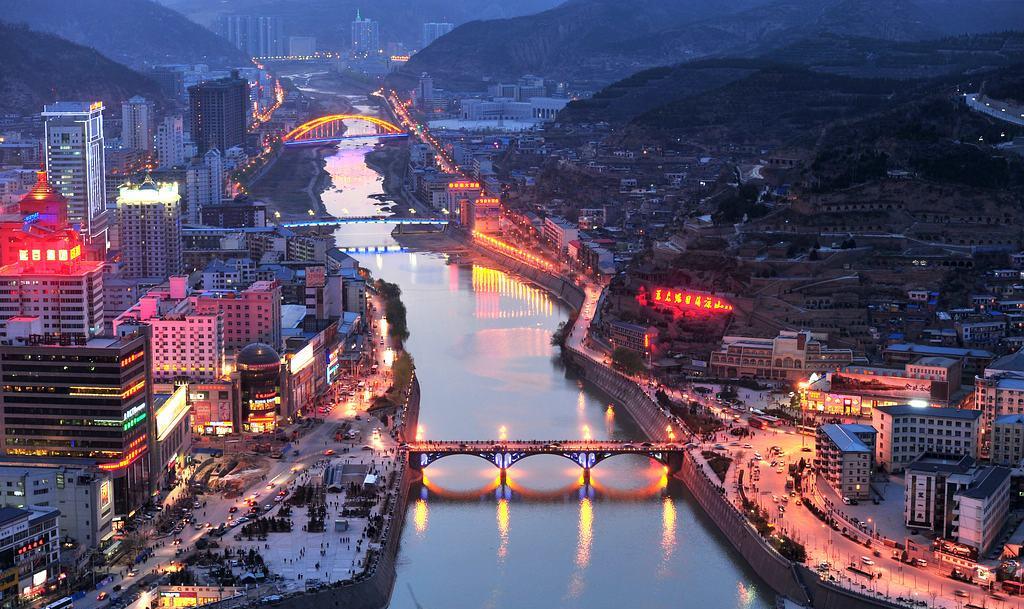 陕西 2021年，陕西小伙在荒坡盗墓，得纹镂空铜牌，次日和朋友吹牛被抓