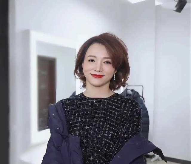 黑白配 董卿亮相尽显“央视范”！穿渐变裙美得优雅，微卷短发+红唇好亮眼