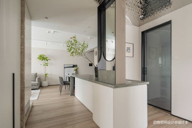 |拥有现代天井，原始自然感强烈的简约开放家