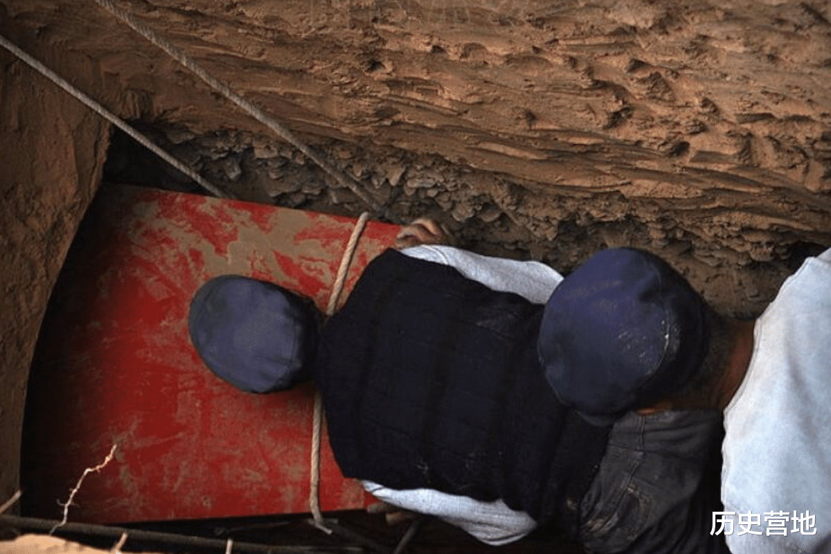 浙江省 浙江农民睡在棺材上30多年？老宅翻新挖出红棺，墓主到底是谁？