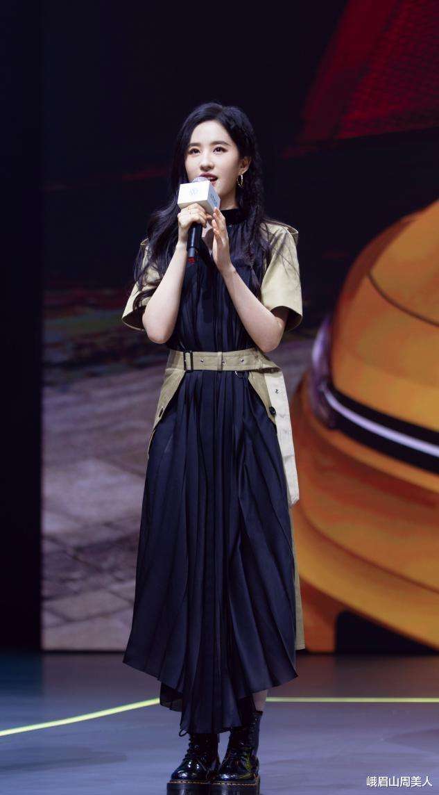 刘亦菲|33岁刘亦菲难逃中年发福！穿连体裤也难掩膀大腰圆，微胖该怎么穿？