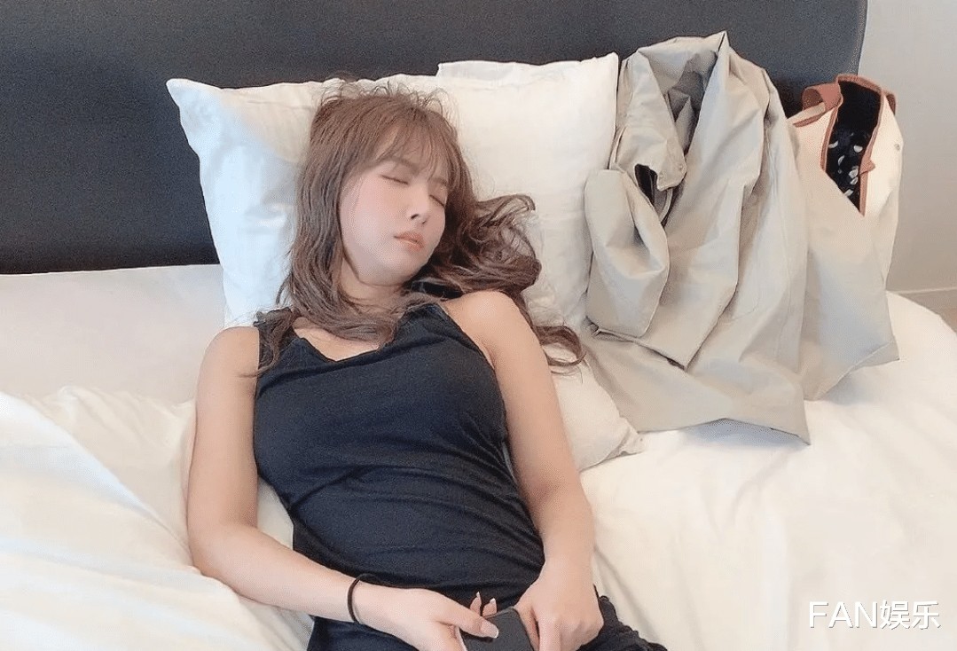 明星|演员三上悠亚发剧组照片，闭着眼躺床上，太唯美了！