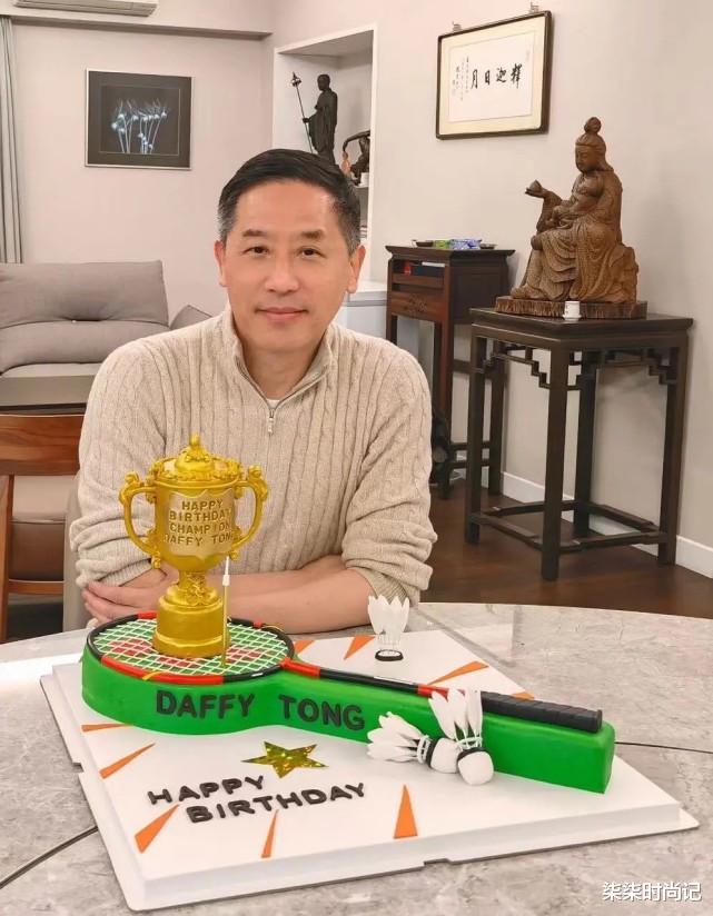 张国荣|张国荣挚爱唐鹤德罕见晒照，两鬓斑白仍旧帅气，62岁还是单身