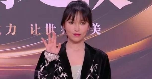 杨紫|李子柒微博之夜造型引关注，脱离VOLG的滤镜，这颜值我没看错吧？