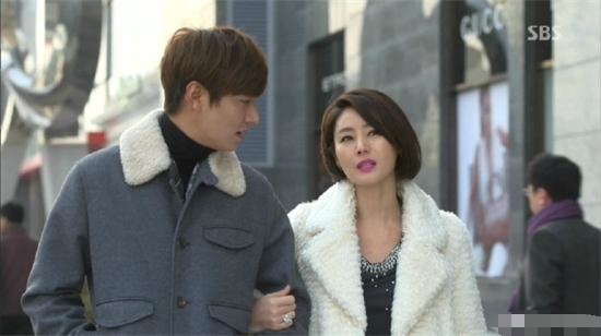 李敏镐|李敏镐疑曝光“姐弟恋”，女方53岁演过男方妈，保养得当皮肤好