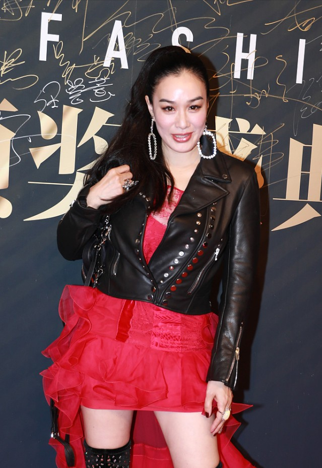 Lady变美日记 钟丽缇的审美是怎么了？与老公出门穿芭比粉紧身裤，赚足了回头率