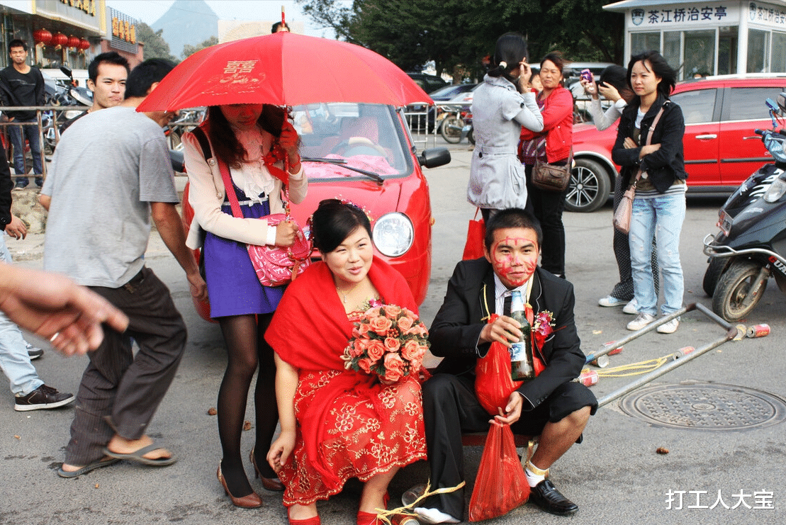 医疗保险 枣庄一新郎婚礼惨被“绿”，被吊起来用水枪呲，网友：太丢人