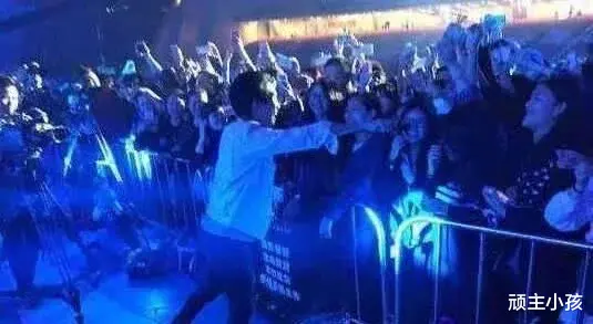 汪峰|汪峰曾把他淘汰，如今他却世界各地开演唱会，这下汪峰尴尬了