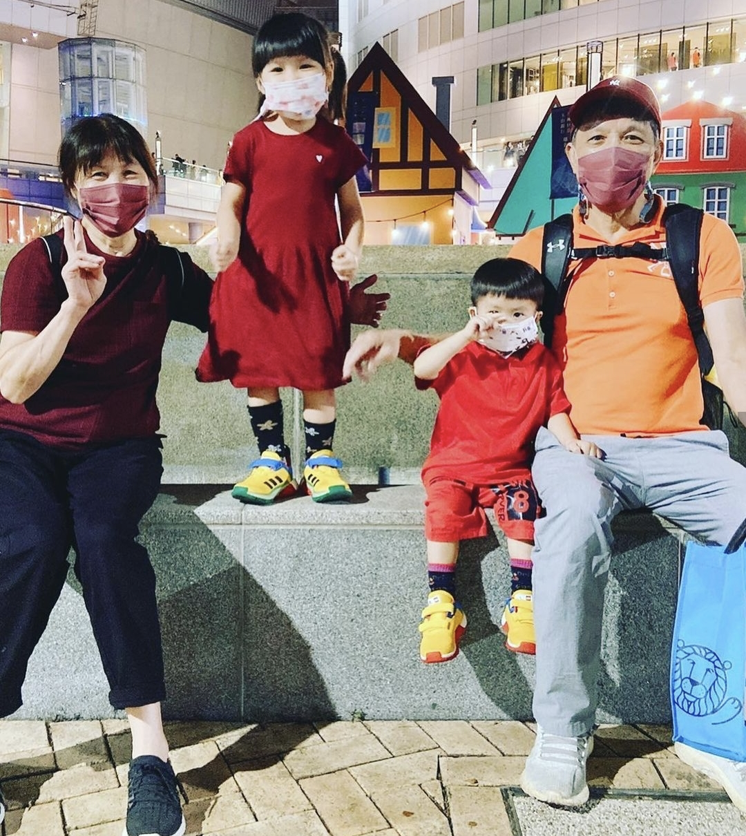 江宏杰|福原爱晒工作照离婚后状态回暖，江宏杰带娃看比赛，姐弟俩萌态十足