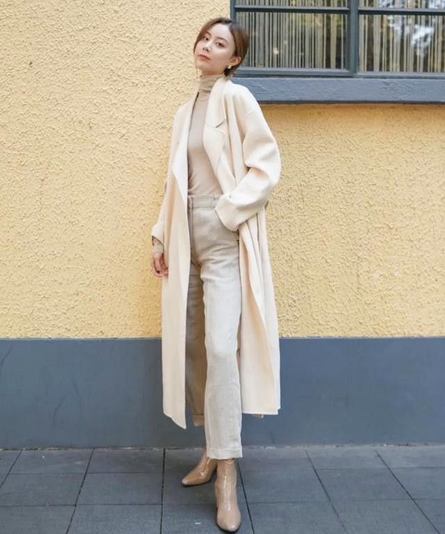 全球时尚号 何润东一家四口同框，妈妈穿花衣挺时髦，妻子一个小动作好暖心