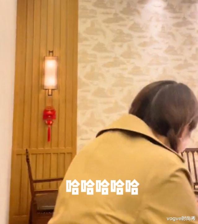 关晓彤|关晓彤为什么能一直走红？看她和范丞丞唱穷叉叉，综艺圈的yyds