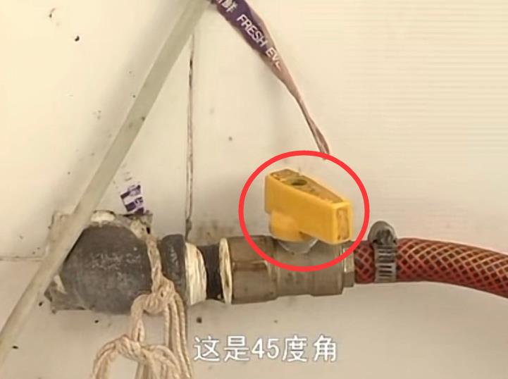 儿子做饭父亲监视:燃气只能开45度角,马桶不让用 儿子:像蹲监狱