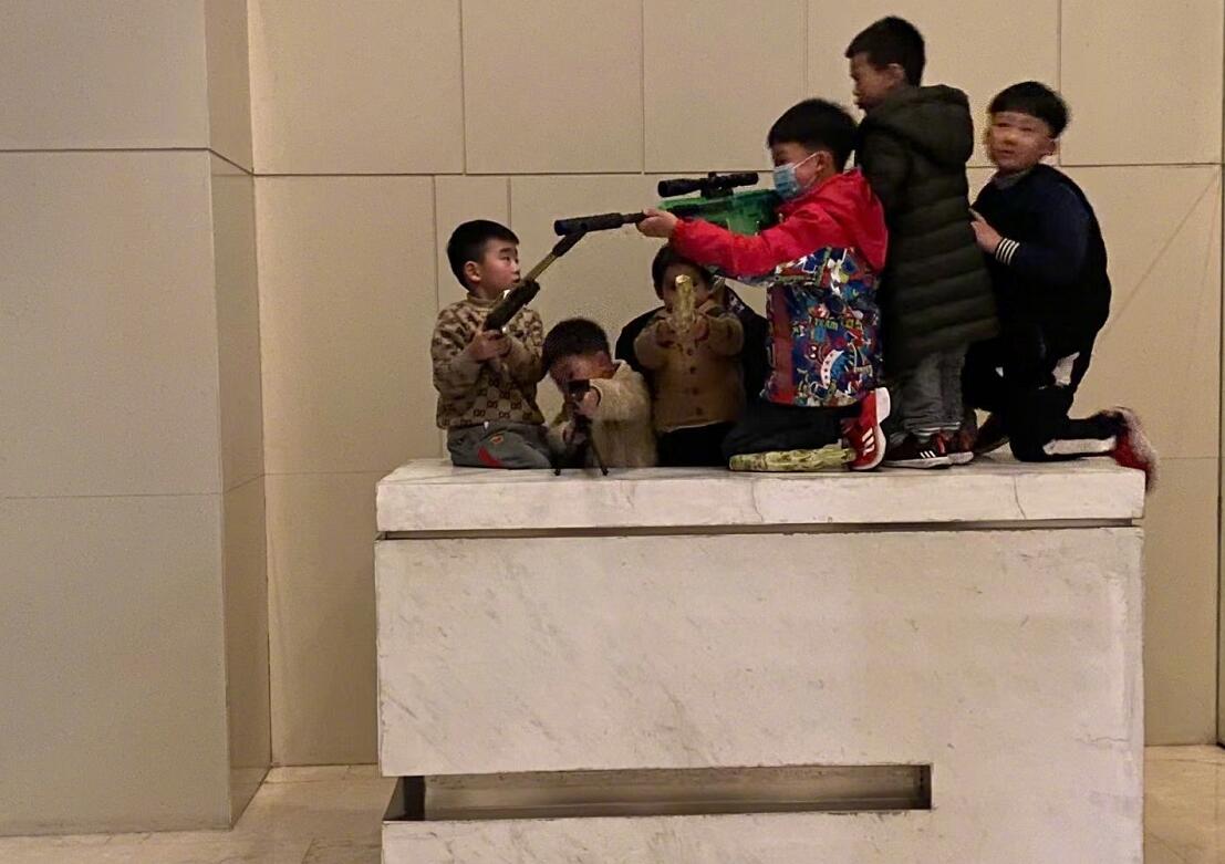 袁弘兒子散步遇一群孩子玩玩傢槍，但他沒帶，結果拎個冷兵器上瞭-圖5