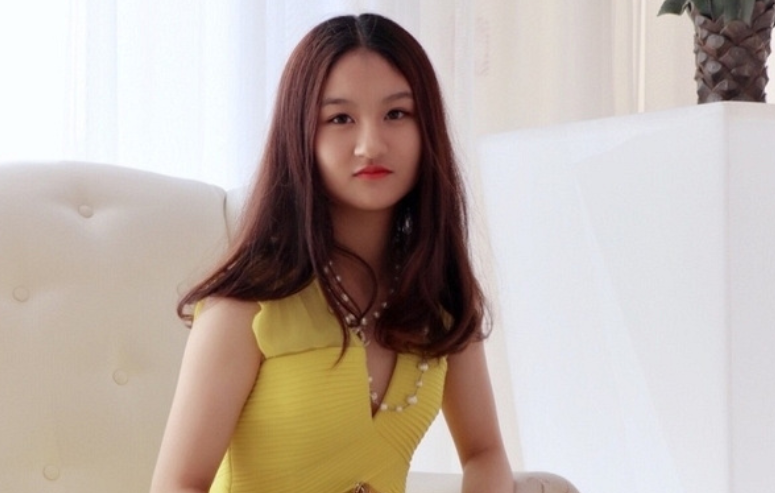 成龙|她6岁被成龙抱着上春晚,14岁因相貌被网友吐槽,如今逆袭成女神