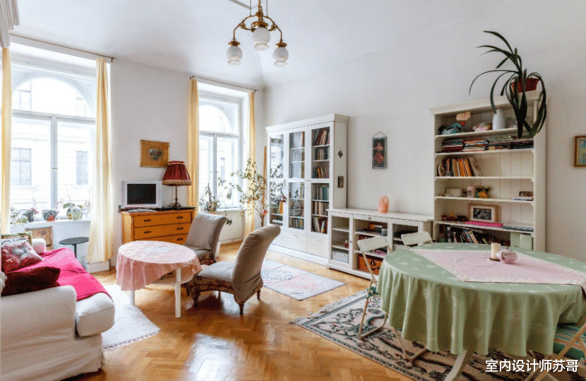 一家四口“蜗居”50平小房！女主人把家里收拾得干净整洁，好治愈