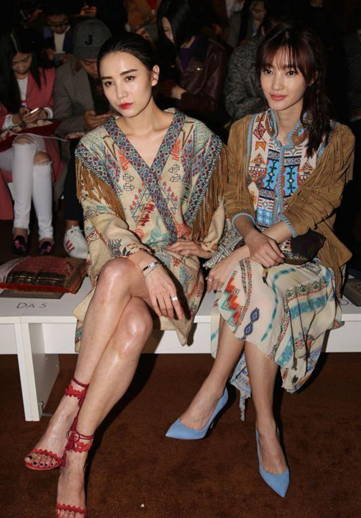 潮帮先生|宋佳王丽坤真是气质型美女，两人同框虽然穿得花哨，依然高级耐看