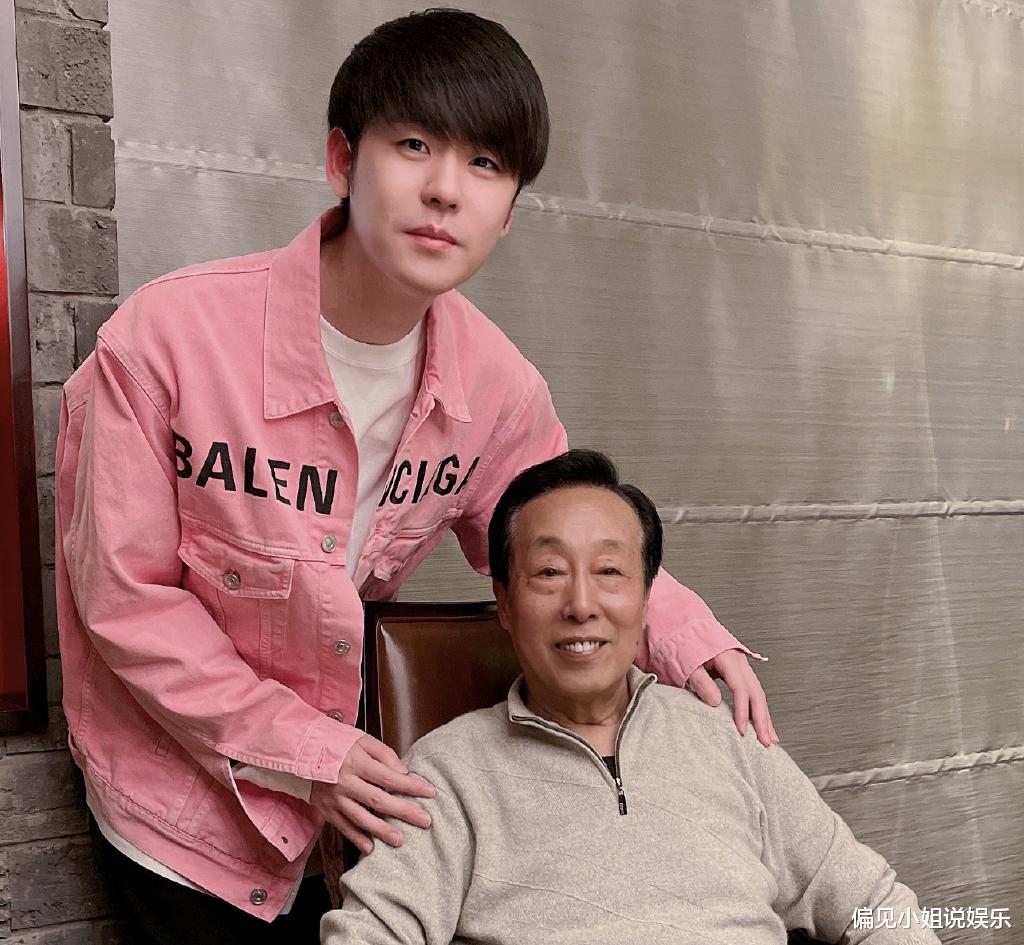 成毅|郭德纲带张云雷拜访三弦圣手，合影姿势被热议，一看就是一家人