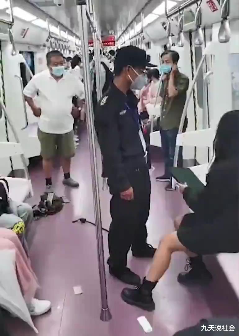 西安地铁 反转：西安地铁女子被粗暴拖拽致衣不遮体，保安被停职7人被处理