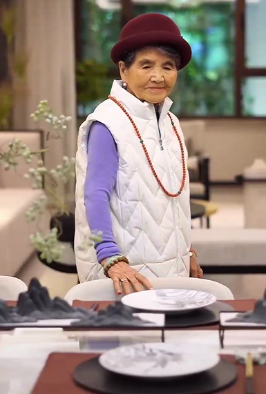 黄圣依|黄圣依婆婆坐豪车回农村！被后辈尊称为太太，老家破旧不堪全是灰