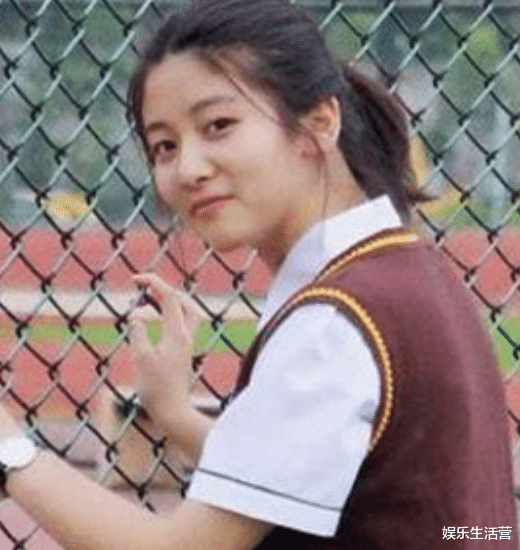 小姐姐|《心动4》小孔旧照被扒，高中时就染黄头发，网友直呼“小太妹”