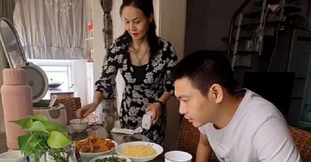 成都56岁大妈嫁30岁小伙,名下多套房产,想通过手术为小伙生孩子