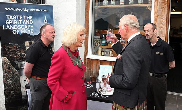 全球时尚风行|懒理梅根嘚瑟!卡米拉和查尔斯穿情侣装甜蜜亮相,玫红大衣真显嫩