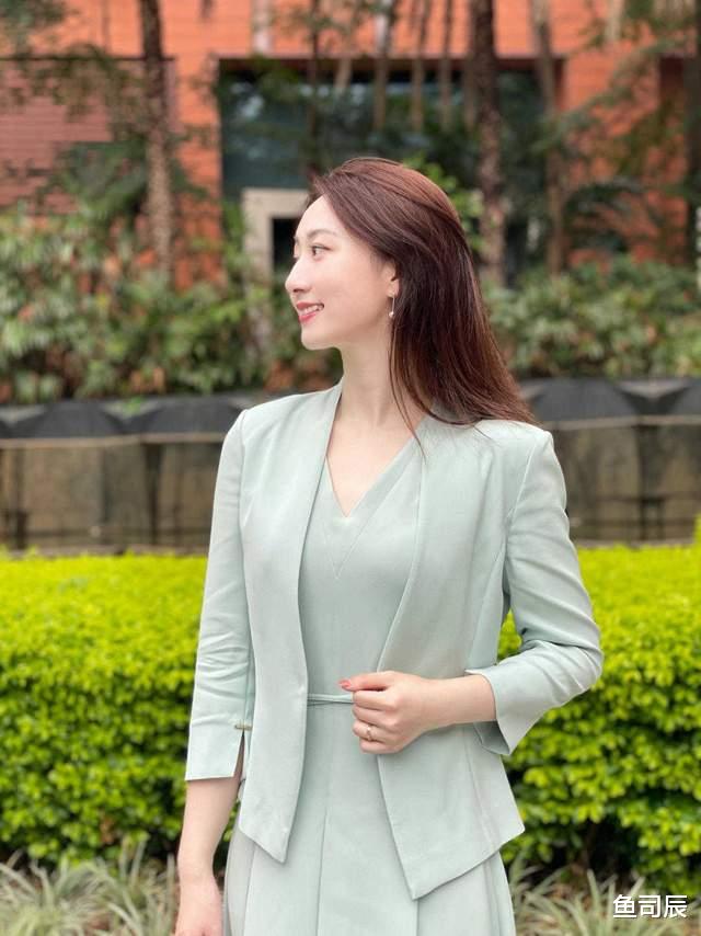 鱼司辰|初秋，梨形身材和成熟脸怎么穿？浅蓝色西服搭配连衣裙，温柔优雅