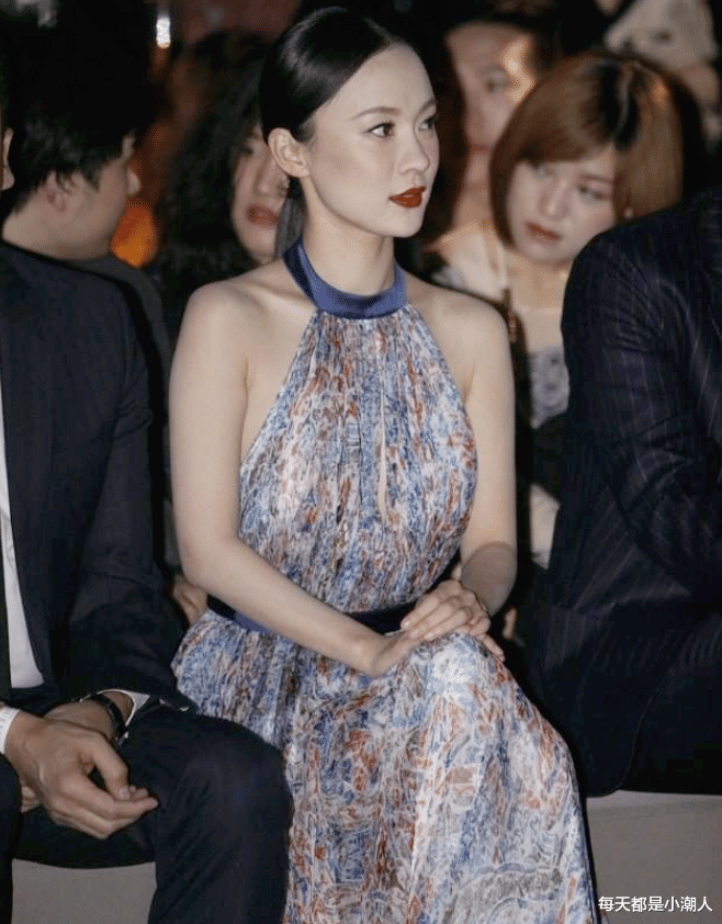 美甲|霍思燕真会玩！非要穿挂脖印花连衣裙，搭配红唇尽显大美人的魅力