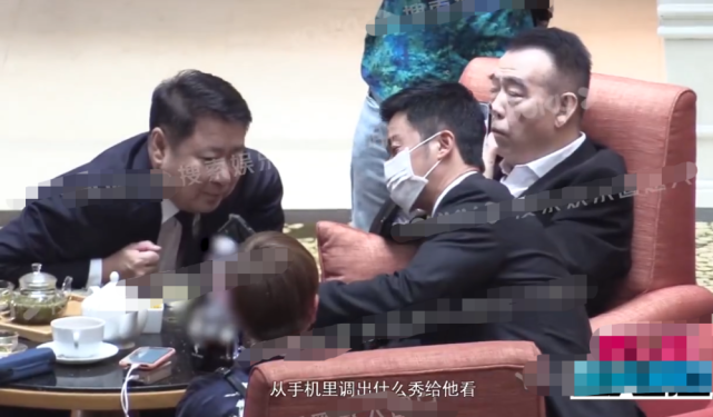 时尚风行派|京圈大佬罕见齐聚！69岁陈凯歌啤酒肚太抢镜，娇妻陈红却坐在边缘