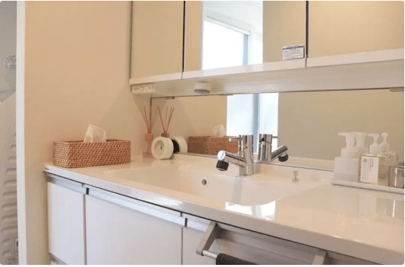 |85平小居住三个娃,客厅没有沙发,妈妈定期扔扔扔,好清爽