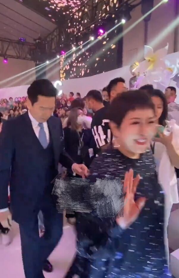 郭碧婷|向华强一家四口现身看秀！向太瘦了不少，向佐紧牵郭碧婷超甜