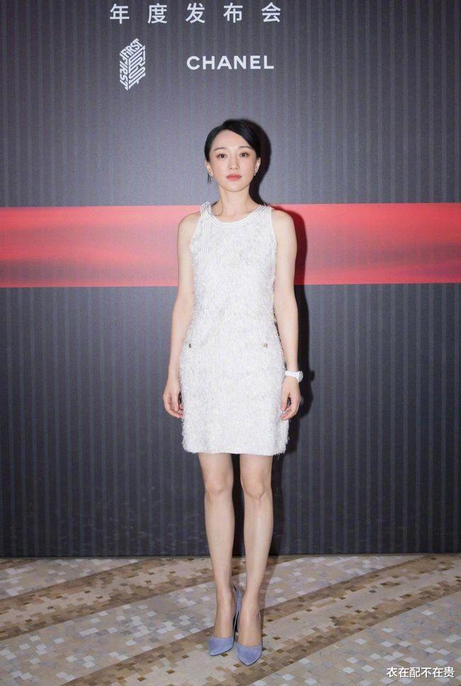 衣在配不在贵 周迅的时尚看不懂,毛衣只穿“上半截”,虽然有些别扭,却挺时髦