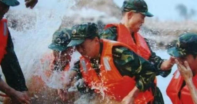 無名可取 1998年特大洪水,抢救昏倒5进5出的“抗洪铁人”,如今境况怎样?