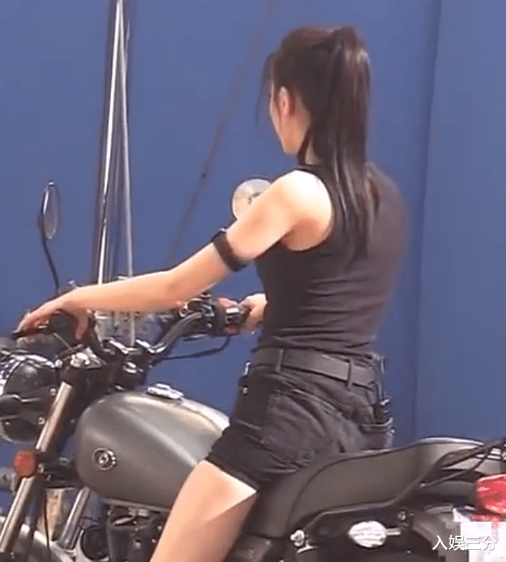 迪丽热巴|迪丽热巴又美出新高度：生图下五官很精致，但身材“翻车”了？