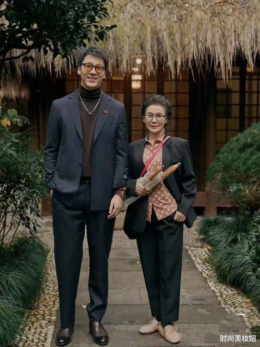 时尚美妆妞|已经60岁的奶奶，状态却比年轻人好，靠穿搭打造优雅高级风