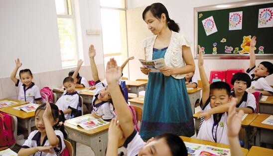 教师|网友怒斥教师“没人逼你，天天抱怨”，教师抱怨工作辛苦有错吗？