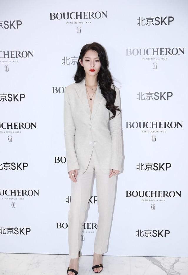 刘美华时尚|傅箐的身材比例太撩人，这才是真的腿精，高冷御姐风让人羡慕