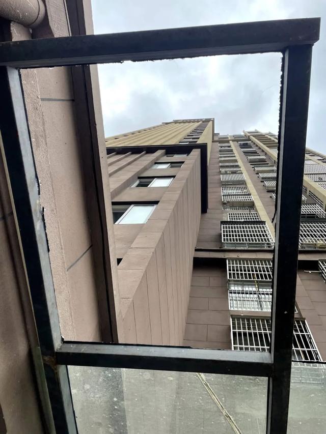 阜阳那些事 石头、水管、保温杯！“天降砖块”砸中女孩的小区，再现高空抛物