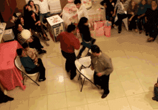 歪骆驼|“学校老师给小朋友留的暑假作业之一，题目是《画爸爸的车》”