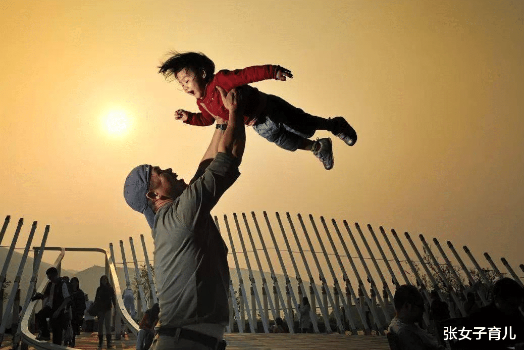 张女子育儿|假妈妈与孩子玩“过肩摔”,演砸了,幸好不是头先着地