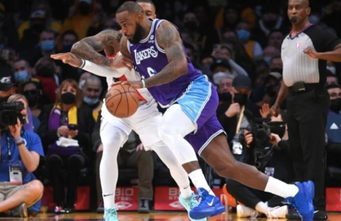 勒布朗·詹姆斯|43+14！詹皇又狂刷多項(xiàng)歷史紀(jì)錄，多次暴扣搖頭晃腦開心慶祝