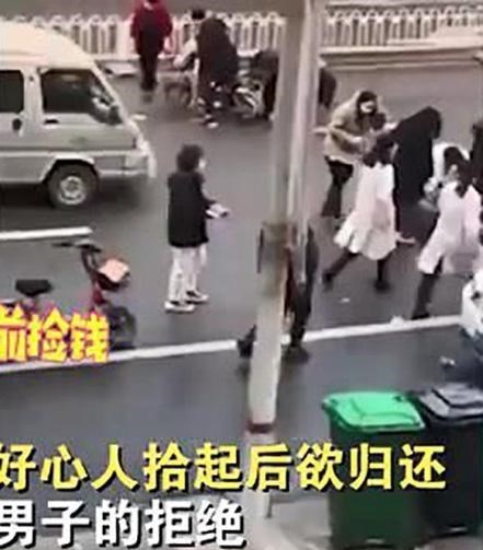 男子酒后当街撒数万现金,路人帮捡回豪横拒绝:我这儿还有10个亿